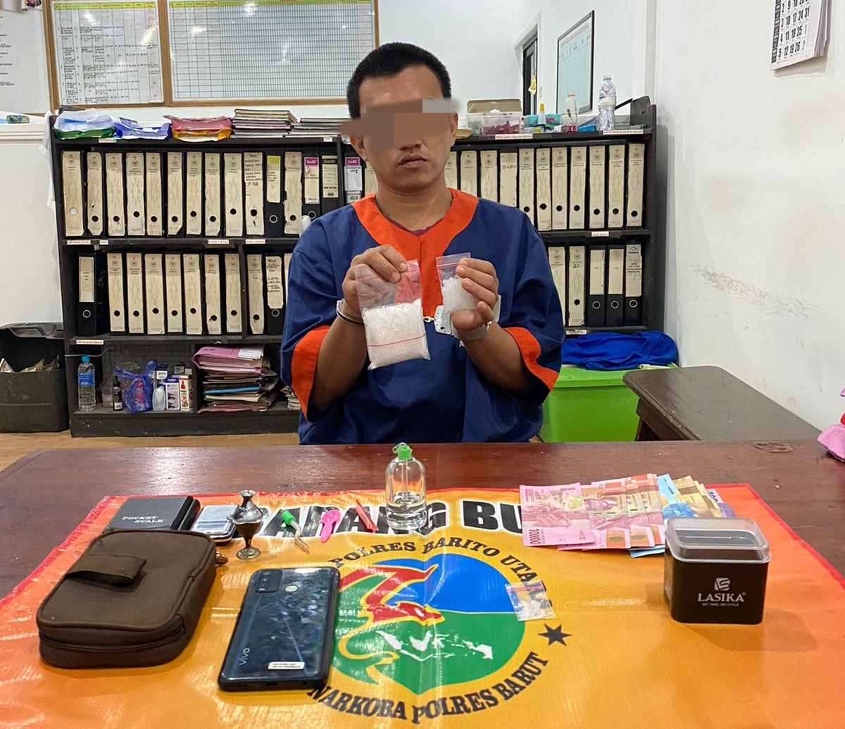 ED (32) menunjukkan narkotika jenis sabu miliknya usai diamankan Polisi. FOTO POLISI