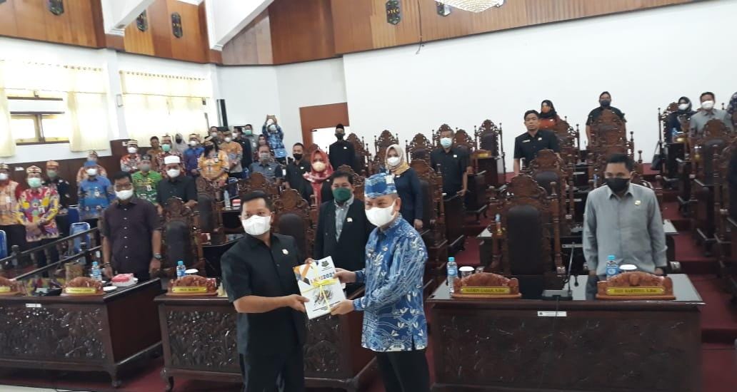 TERIMA : Wakil Ketua I DPRD Kapuas Yohanes menerima naskah Laporan Keterangan Pertanggungjawaban (LKPJ) Tahun 2021, dari Bupati Kapuas Ir. Ben Brahim S Bahat, Senin (28/3/2022). GALIH/KALTENG POS
