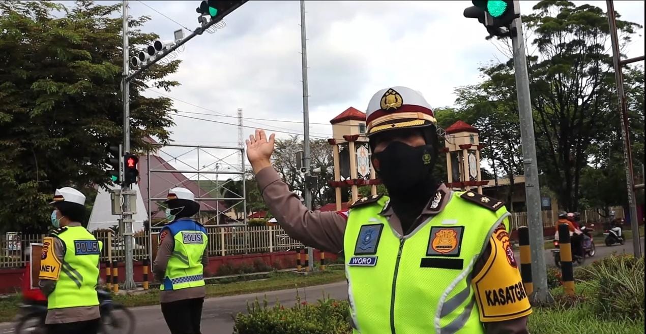 TILANG ELEKTRONIK: Petugas Ditlantas Polda Kalteng ketika menunjukan Alat ETLE yang telah terpasa di Jalan Tjilik Riwut Km. 1, Kota Palangka Raya. FOTO: POLISI