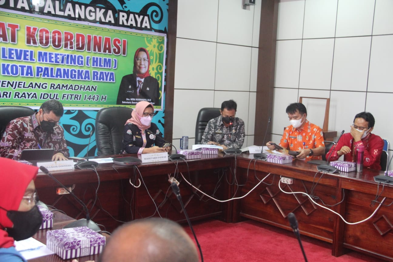 MEMIMPIN : Sekretaris Daerah Kota Palangka Raya Hera Nugrahayu (berkerudung) memimpin kegiatan rapat koordinasi HLM TPID di Ruang Rapat Peteng Karuhei I, Kamis (31/3/2022)
