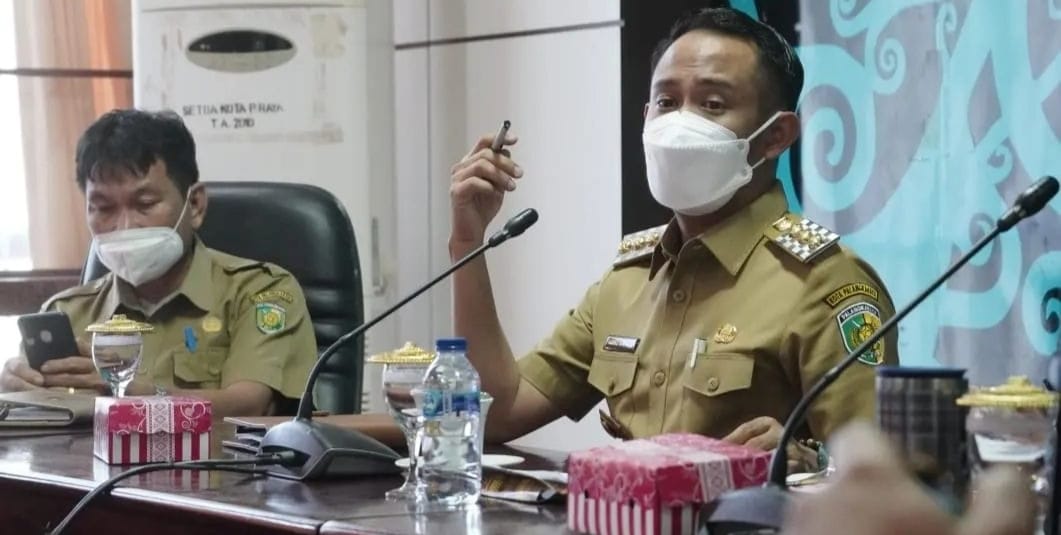 MEMIMPIN : Wali Kota Palangka Raya Fairid Naparin saat memimpin rapat koordinasi menyambut bulan ramadhan baru - baru ini.