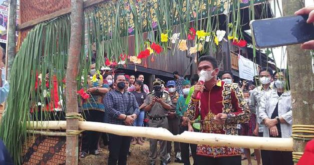 POTONG PANTAN: Wakil Ketua DPRD Gunung Mas Binartha saat akan ikut potong pantan dalam rangka peresmian rumah adat, beberapa waktu lalu.