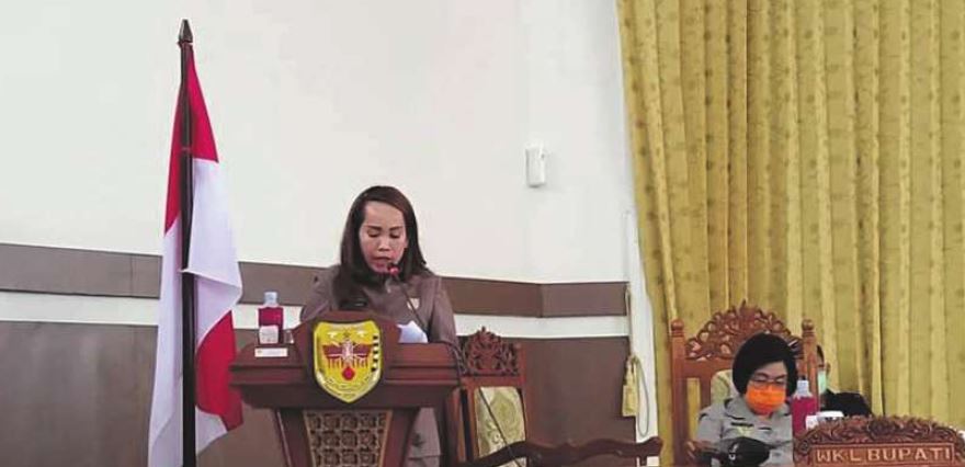 SAMBUTAN: Ketua Komisi II Dewan Perwakilan Rakyat Daerah Kabupaten Gunung Mas Nomi Aprilia saat menyampaikan sambutan pada suatu acara di Kuala Kurun, beberapa waktu lalu.