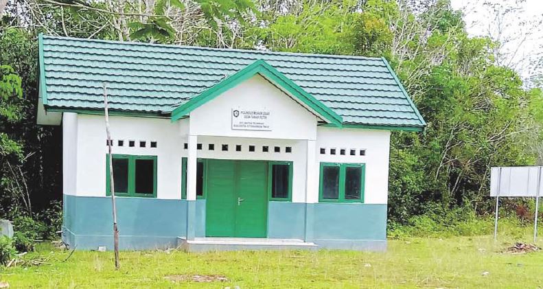 BANGUNAN: Salah satu bangunan polindes yang ada di Dusun Ubar Desa Tanah Putih Kecamatan Telawang yang terlihat mubazir kerena tidak difungsikan, Selasa (8/3).