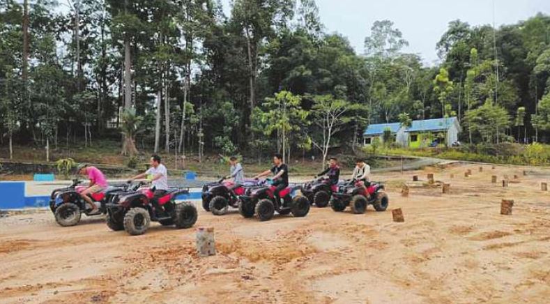 HARUS DISIPLIN PROKES: Anggota Dewan Perwakilan Rakyat Daerah Kabupaten Gunung Mas Iceu Purnamasari mengingatkan kepada para wisatawan Tahura Lapak Jaru agar tetap disiplin protokol kesehatan.