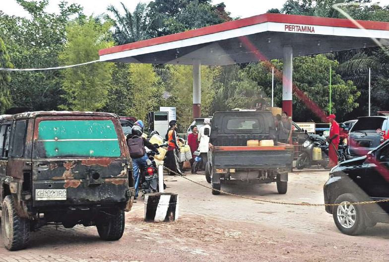 ANTRE MINYAK: Sejumlah pelangsir mengantre dan menguasai APMS di Lamandau, Rabu (9/3).