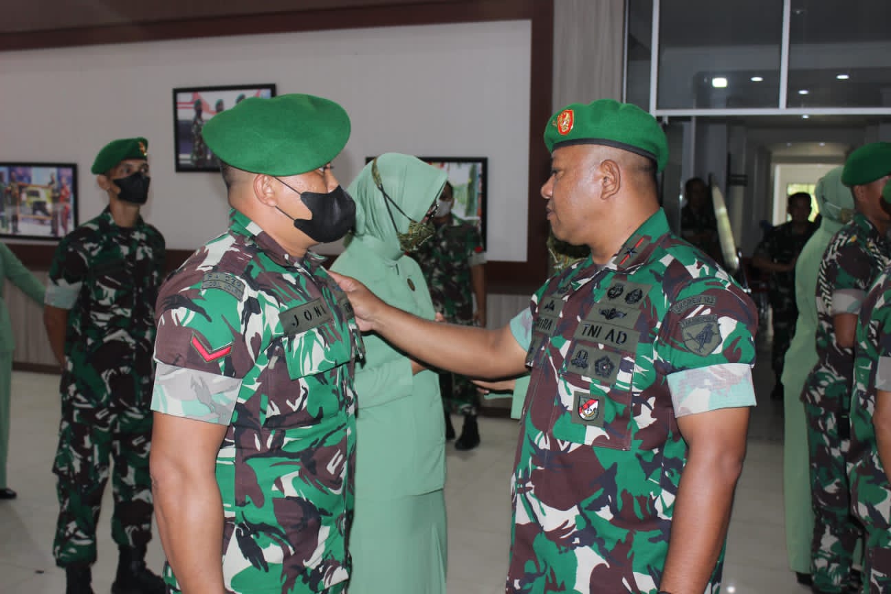 KORPS RAPORTS : Danrem 102/Pjg Brigjen TNI Yudianto Putrajaya, S.E.,M.M memberikan ucapan selamat kepada anggota Kodim 1016/Plk dan anggota lainnya dalam acara Korps Raports yang dilaksanakan di Aula Makorem 102/Pjg, Palangka Raya, Jumat (01/04/2022). KODIM 1016/PLK UNTUK KALTENG.CO