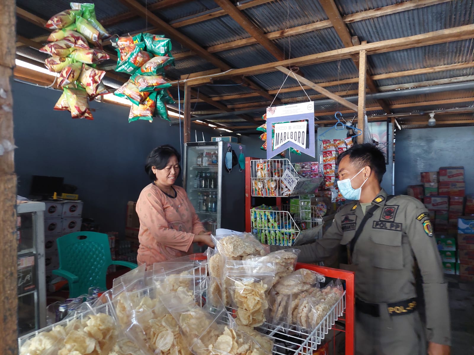 EDARAN - Jajaran Satpol PP Katingan membagikan edaran Bupati Katingan selama Ramadan, Senin (4/4/2022).FOTO : SATPOL PP KATINGAN