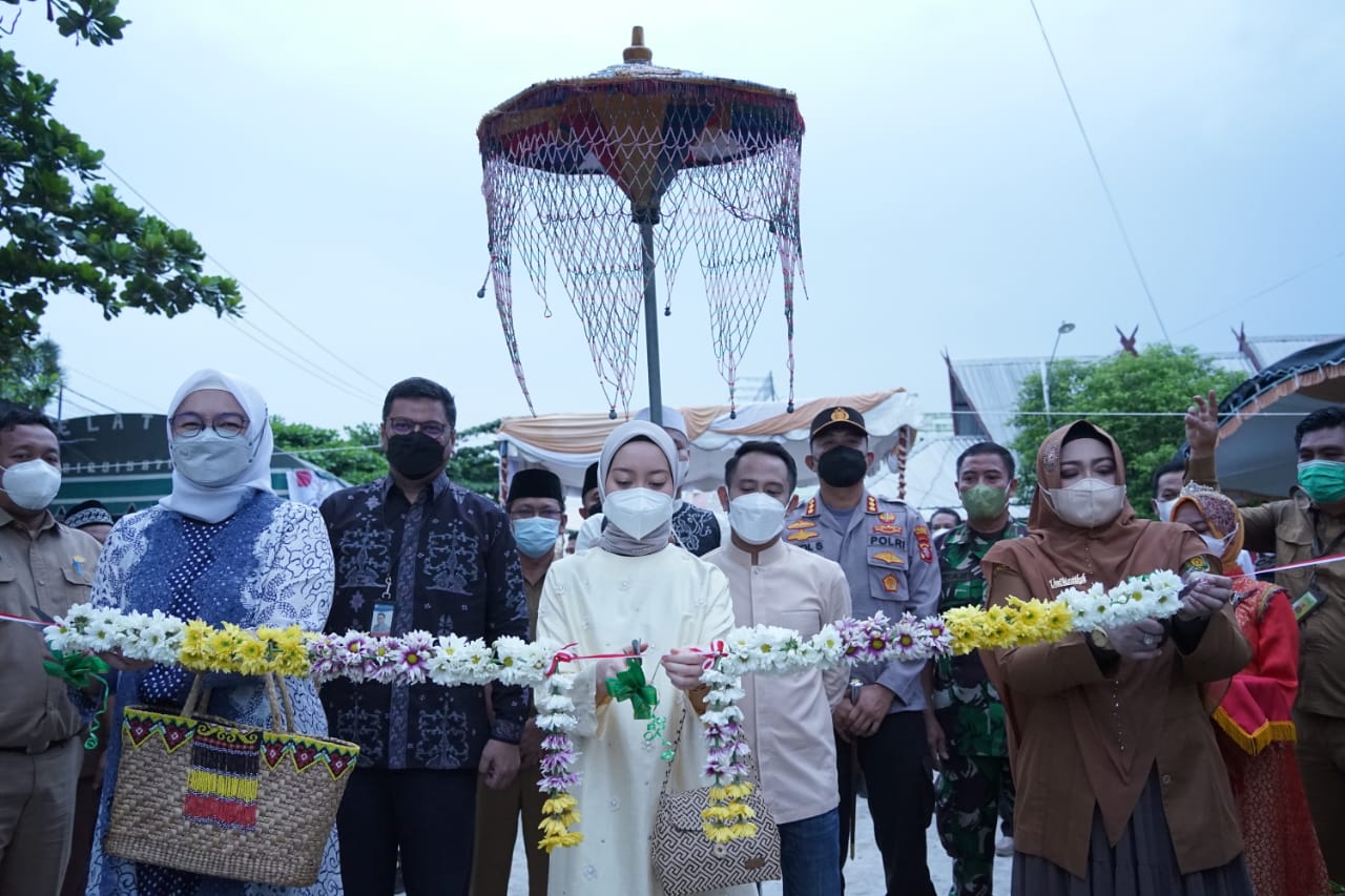 GUNTING PITA : Ketua TP PKK Kota Palangka Raya Avina Fairid Naparin menggunting pita tanda diresmikannya Pasar Ramadan di Kompleks Pasar Kahayan Senin (4/4/2022). PROKOM UNTUK KALTENG POS