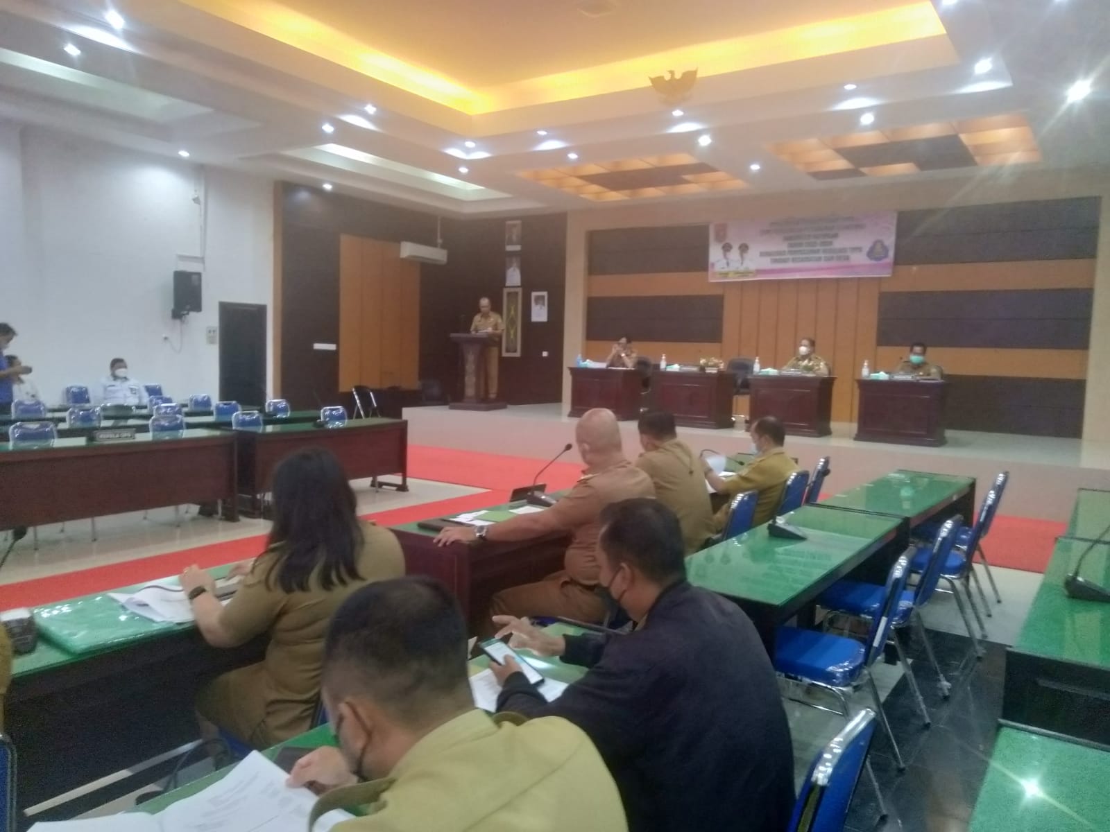 KEGIATAN - Sejumlah ASN mendengarkan arahan Sekda Katingan Pransang, dalam acara pembentukan TPPS di aula Bappelitbang Katingan, Selasa (5/4/2022). FOTO : HUMAS SETDA KATINGAN