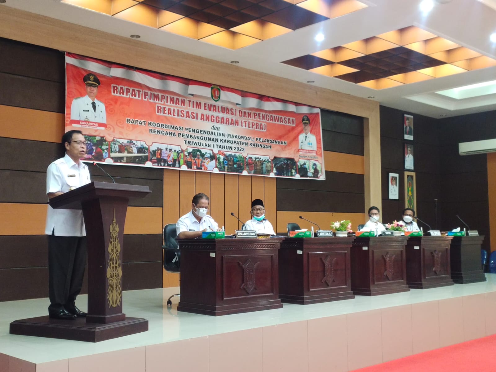 PEMBUKAAN - Bupati Katingan Sakariyas membuka rapat pimpinan TEPRA dan Rakordal dan evaluasi pelaksanaan rencana pembangunan Kabupaten Katingan triwulan I tahun 2022, Rabu (6/4/2022). FOTO : JERI / KALTENG POS
