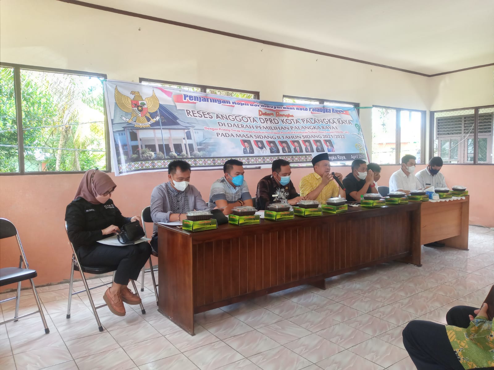 RESES : Ketua Tim Reses Dapil I H M Khemal Nasery (kemeja kuning) saat memimpin reses dapil I di Kelurahan Banturung, Kamis (7/4/2022). DEWAN UNTUK KALTENG POS