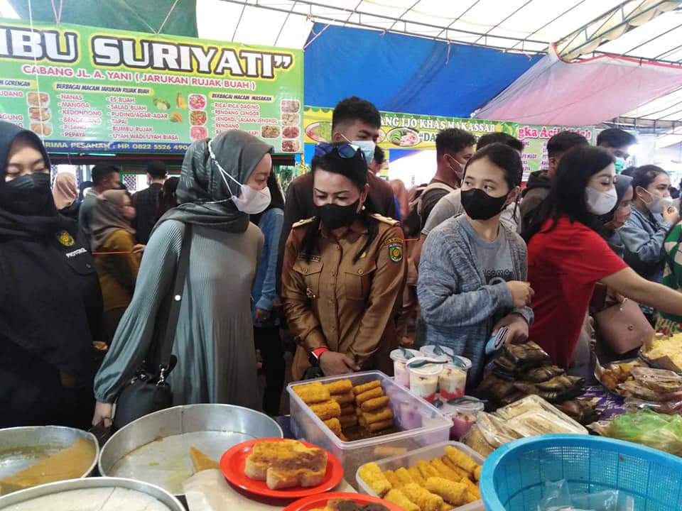 MENDAMPINGI : Lurah Langkai Sriwanti (tengah) saat mendampingi ketua TP PKK Kota Palangka Raya Avina Fairid Naparin saat melakukan peninjauan giat pasar wadai di Jalan Ais Nasution baru - baru ini. KELURAHAN LANGKAI UNTUK KALTENG POS