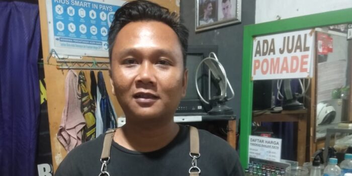 Juhransyah, pemilik pangkas rambut Banjar Raya, Jalan G Obos XII, Kelurahan Menteng, Kecamatan Jekan Raya, Kota Palangka Raya. YUDA / KALTENG.CO