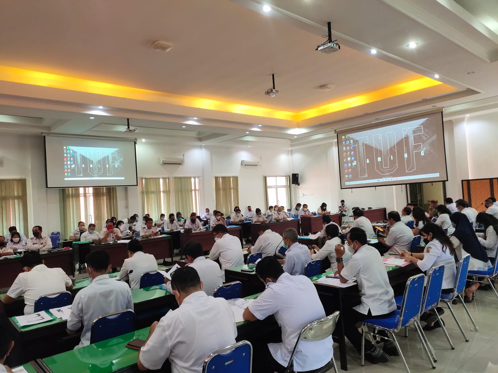 RAPAT - Sejumlah ASN di lingkungan Pemerintah Kabupaten Katingan, ketika mengikuti kegiatan rapat pimpinan TEPRA dan Rakordal dan evaluasi pelaksanaan rencana pembangunan Kabupaten Katingan triwulan I tahun 2022, Rabu (6/4/2022). FOTO : JERI / KALTENG POS