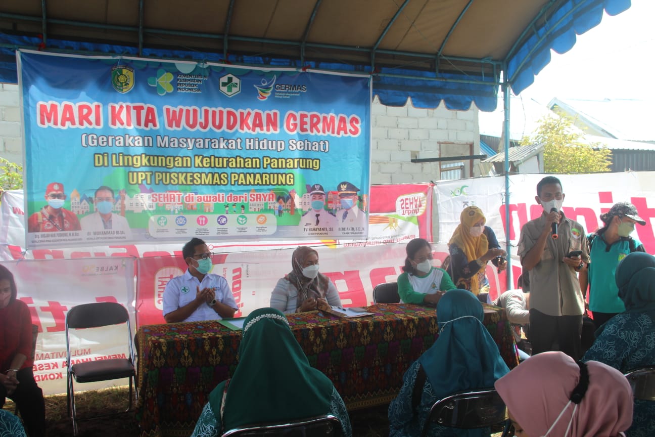 SOSIALISASI : Tim UPT Puskesmas Panarung bersama Bidang Kesehatan Masyarakat dan Ikatan Dokter Anak Indonesia (IDAI) Provinsi Kalteng memberikamn sosialisasi sebelum melakukan pemeriksaan kesehatan kepada bayi di Jalan Lamtoro Gung II, Sabtu (09/04/2022). YUDA / KALTENG.CO