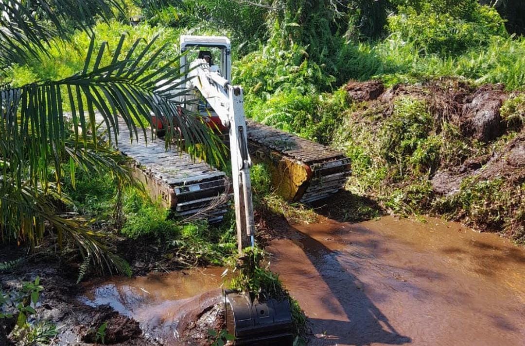 NORMALISASI : Tim swakelola Dinas PUPR Kota Palangka Raya saat melakukan normalisasi saluran primer Jalan Mahir Mahar Lingkar Luar Beberapa waktu lalu. PUPR UNTUK KALTENG POS