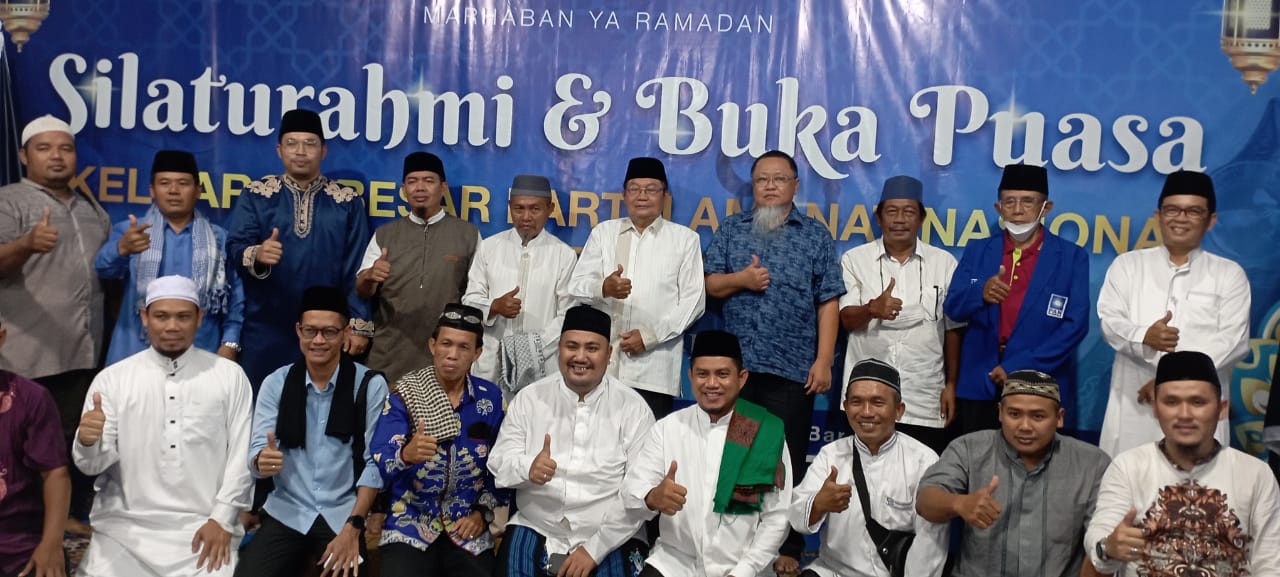 SINERGI : Pengurus DPW dan DPD PAN Kalteng foto bersama dalam kegiatan silaturahmi dan buka puasa bersama, di sekretariat DPW PAN Kalteng, jalan Tingang Induk, Minggu (10/04/2022). YUDA / KALTENG.CO
