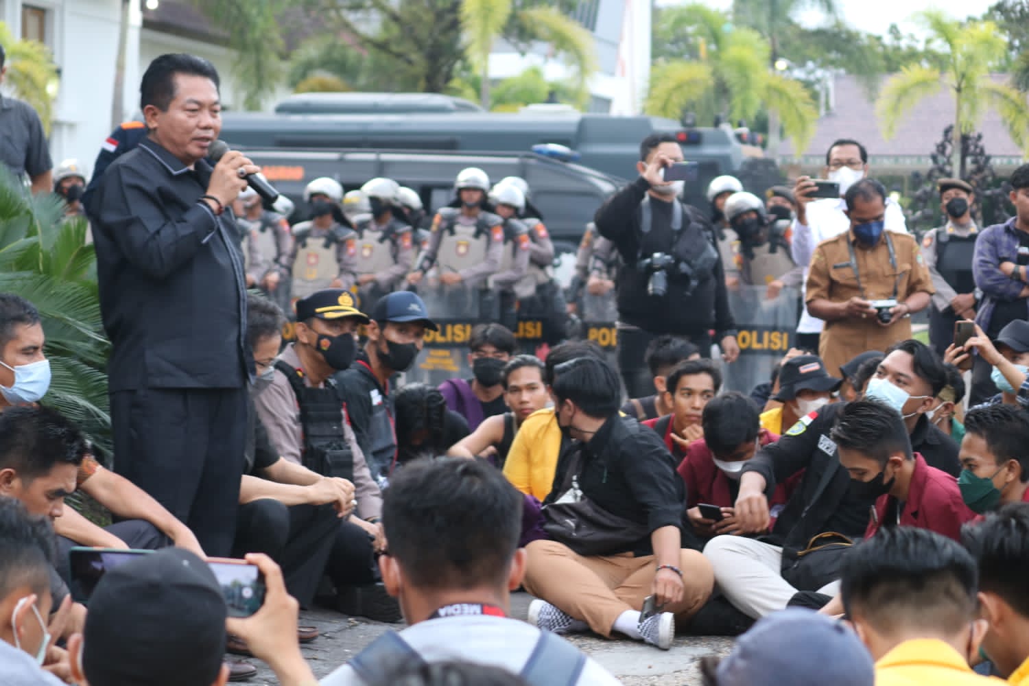 TAMPUNG ASPIRASI : Ketua DPRD Kalteng Wiyatno, S.P berkomunikasi dengan mahasiswa saat unjuk rasa di depan gedung DPRD Kalteng, Senin (11/04/2022). DPRD KALTENG UNTUK KALTENG.CO