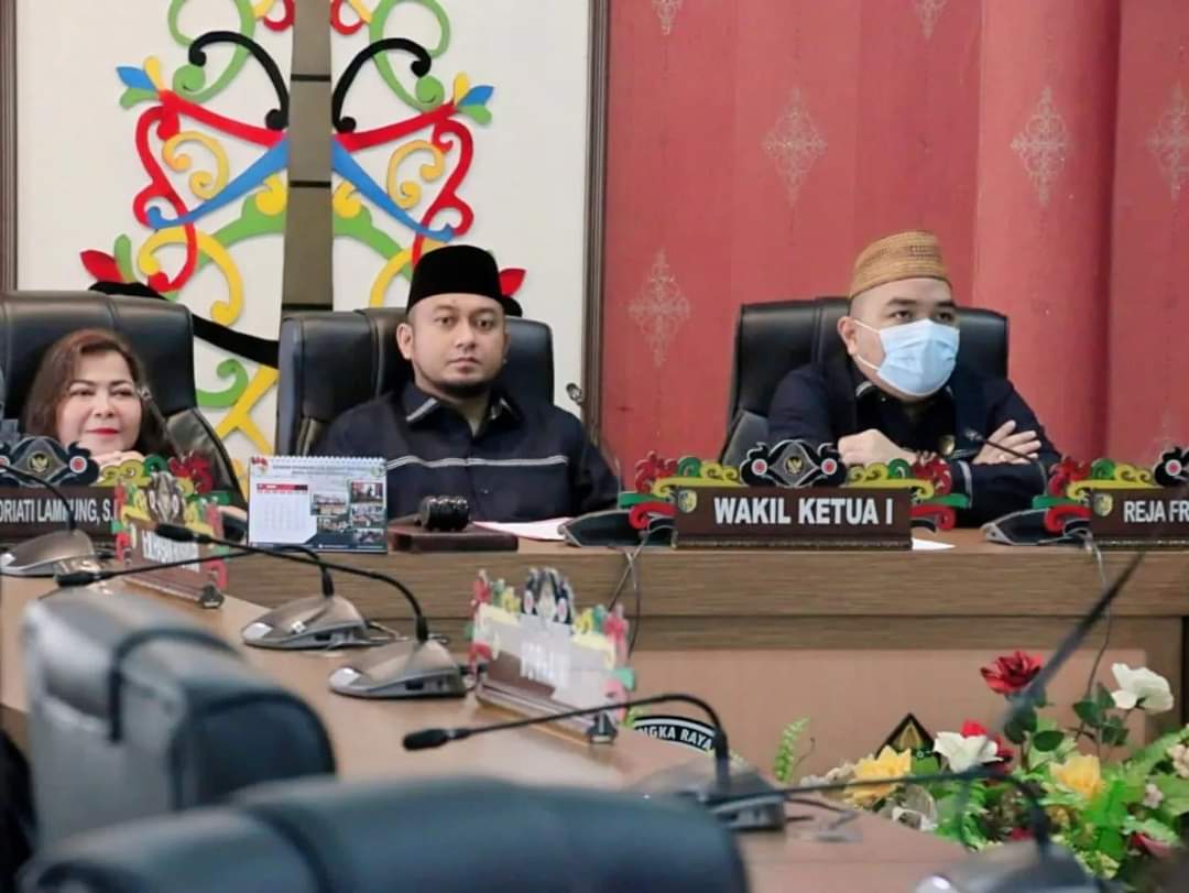 PARIPURNA : Wakil Ketua I DPRD Kota Palangka Raya Wahid Yusuf (tengah) memimpin rapat paripurna ke 11 masa sidang II tahun sidang 2021 - 2022 di ruang rapat komisi DPRD beberapa waktu lalu.
