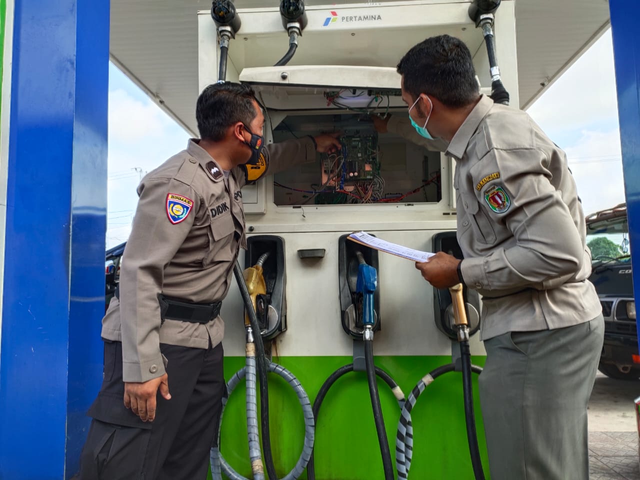 PENGECEKAN - Petugas Dinas Koperasi UKM Perdagangan dan Perindustrian Katingan melakukan pengecekan ukuran tanda sah di SPBU Kasongan, Selasa (12/4/2022). FOTO : JERI / KALTENG POS