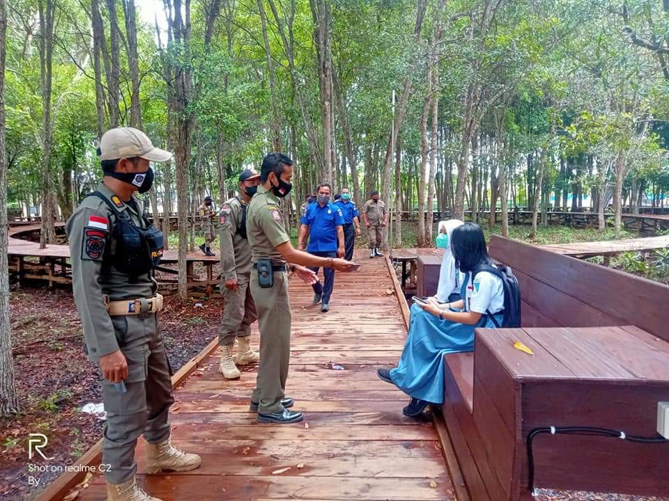 PENGAWASAN - Jajaran Satpol PP Kabupaten Katingan ketika melakukan pengawasan terhadap sejumlah taman di wilayah Kota Kasongan beberapa waktu lalu. FOTO SATPOL PP KATINGAN