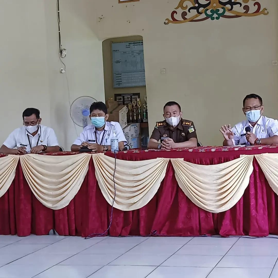 SOSIALISASI : Camat Jekan Raya Sri Utomo (paling kanan) melakukan sosialisasi cegah pungli di Aula Kecamatan Jekan Raya, Senin (18/4/2022). FOTO KECAMATAN JEKAN RAYA