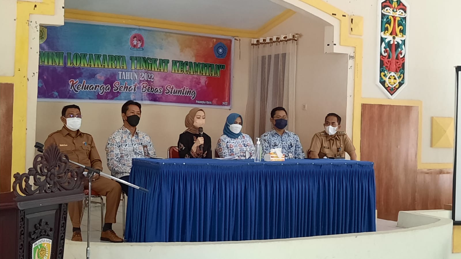 SAMBUTAN : Ketua TP PKK Kota Palangka Raya Avina Triani Almira Fairid Naparin (Batik Hitam) saat menyampaikan sambutannya pada kegiatan mini lokarya di Aula Kecamatan Pahandut, Senin (18/4/2022). PATHUR / KALTENG POS