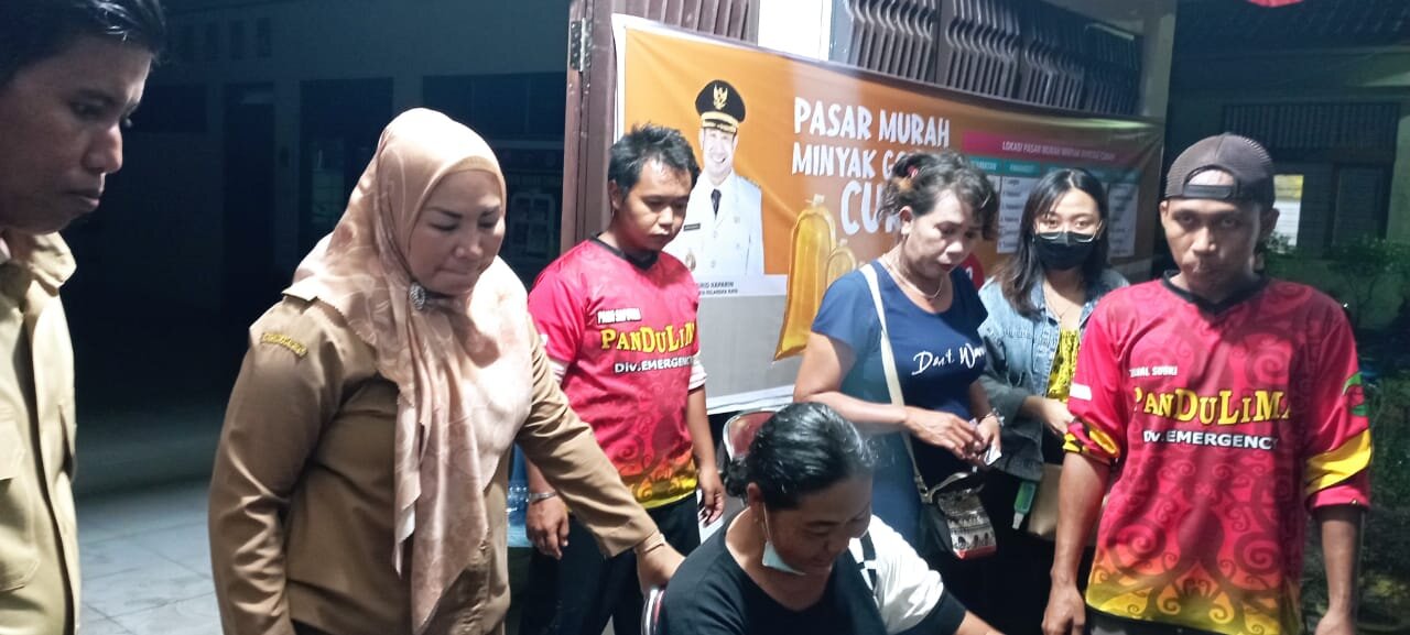DISTRIBUSIKAN MINYAK : Lurah Panarung Evi Kahayanti, S.E beserta staf dan jajaran mendistribusikan minyak goreng untuk warga hingga malam hari, Kantor Kelurahan Panarung, Senin (18/04/2022). YUDA / KALTENG.CO.