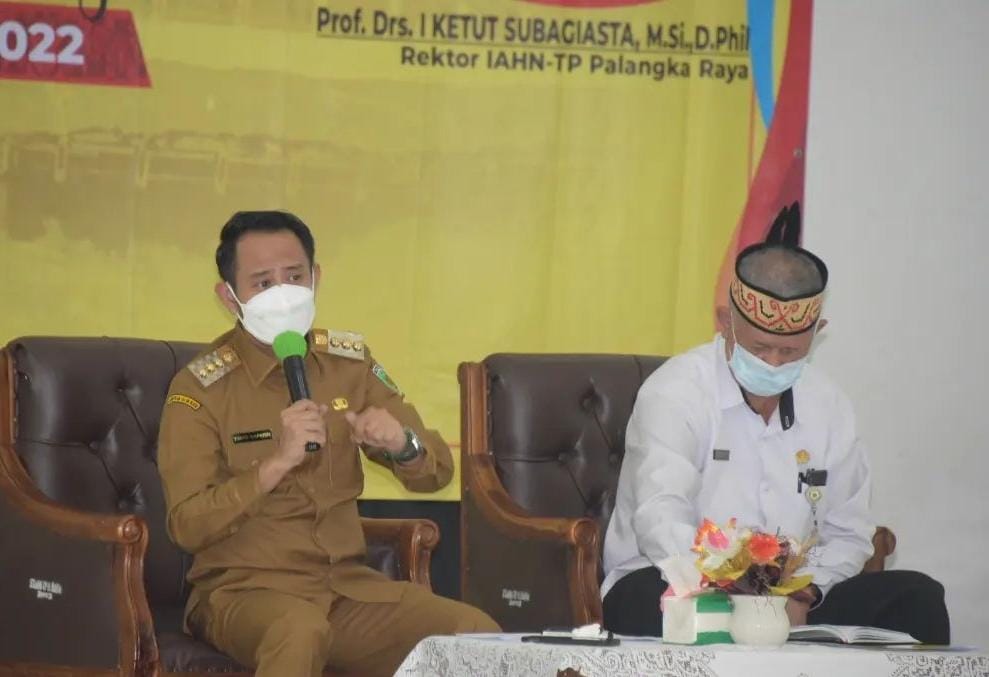 MENYAMPAIKAN : Wali Kota Palangka Raya Fairid Naparin (kiri) saat menyampaikan materi di kuliah umum semester genap tahun akademik 2021 - 2022 di IAHN, Senin (18/4/2022). PROKOM