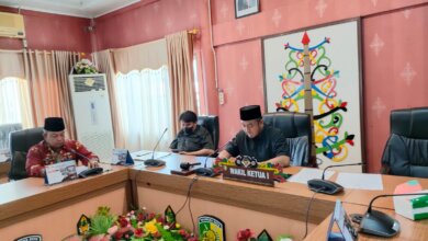 PARIPURNA : Wakil Ketua I DPRD Kota Palangka Raya Wahid Yusuf saat memimpin rapat paripurna ke 1 Masa Sidang III tahun 2021-2022.