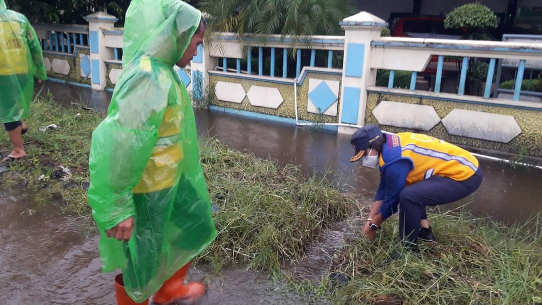 TURUN : Kepala Dinas Pemadam Kebakaran dan Penyelamatan Kota Palangka Raya Gloriana Aden turun ke lapangan meninjau lokasi genangan air di Jalan Temanggung Tilung, Selasa (19/4/2022). DAMKAR