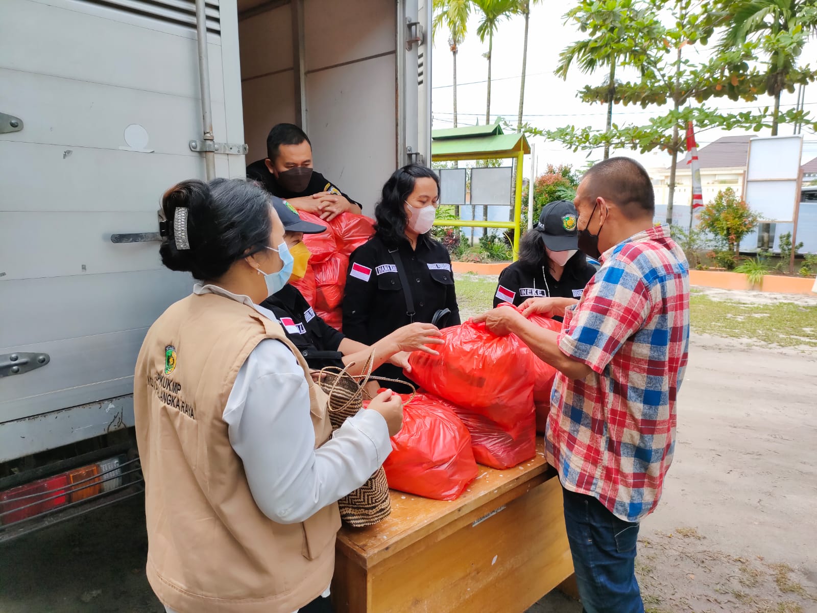 PASAR : Antusias Warga Kelurahan Panarung saat menebus paket sembako di kegiatan operasi pasar sembako di halaman Kelurahan Panarung, Rabu (20/4/2022). PATHUR