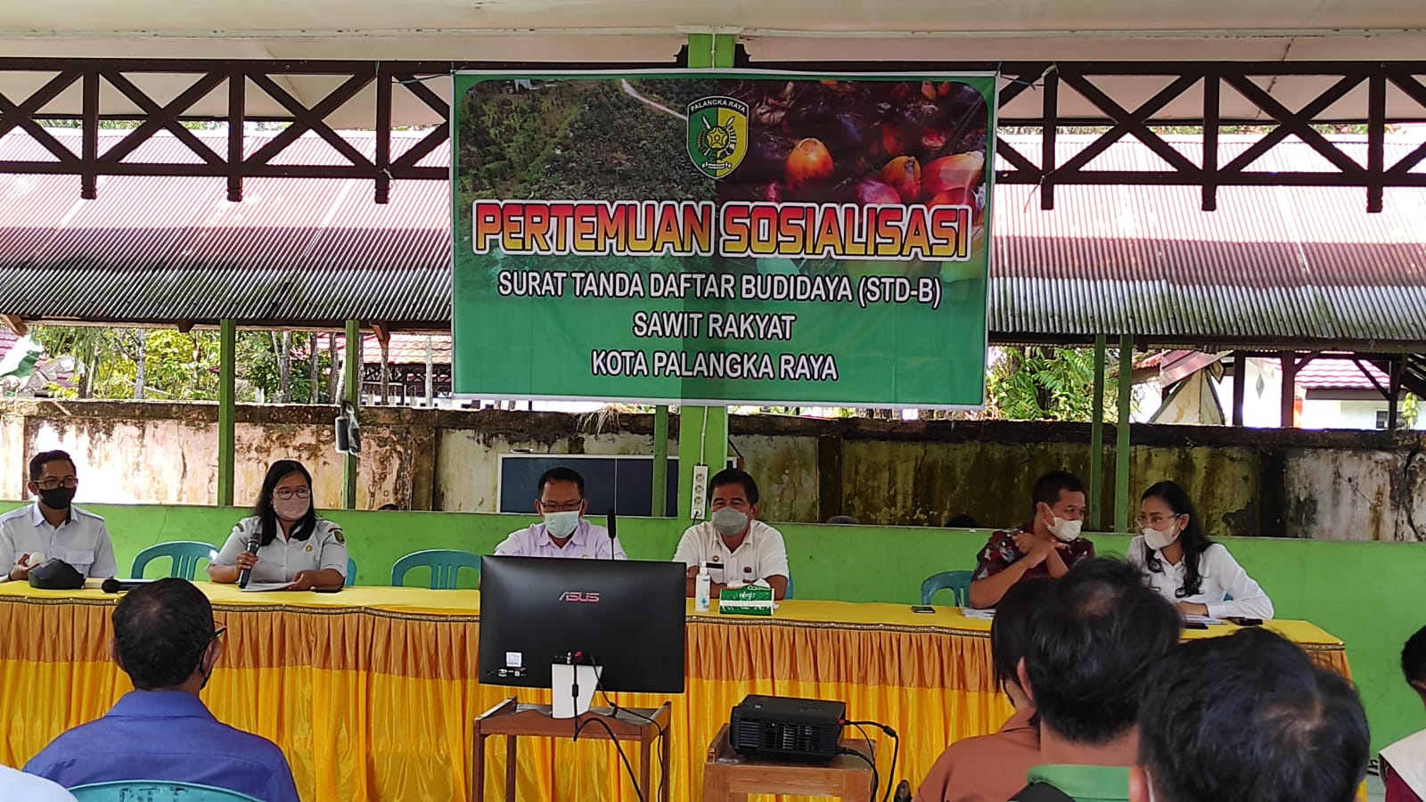SOSIALISASI : Camat Jekan Raya Sri Utomo (tiga dari kiri) bersama Kepala Dinas Pertanian dan Ketahanan Pangan Renson (tiga dari kanan), sosialisasi pada para pemilik kebun di Kecamatan Jekan Raya, baru - baru ini. KECAMATAN JEKAN RAYA