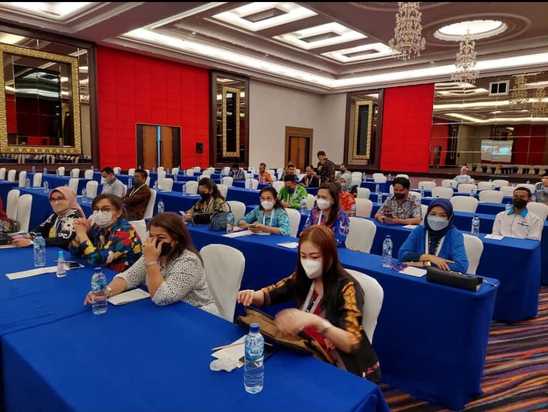 KOMPAK : Anggota DPRD Kota Palangka Raya terlihat kompak mengikuti kegiatan Rapat Kerja Nasional Adeksi di Merlyn Park Hotel Jakarta, Kamis (21/4/2022). DEWAN