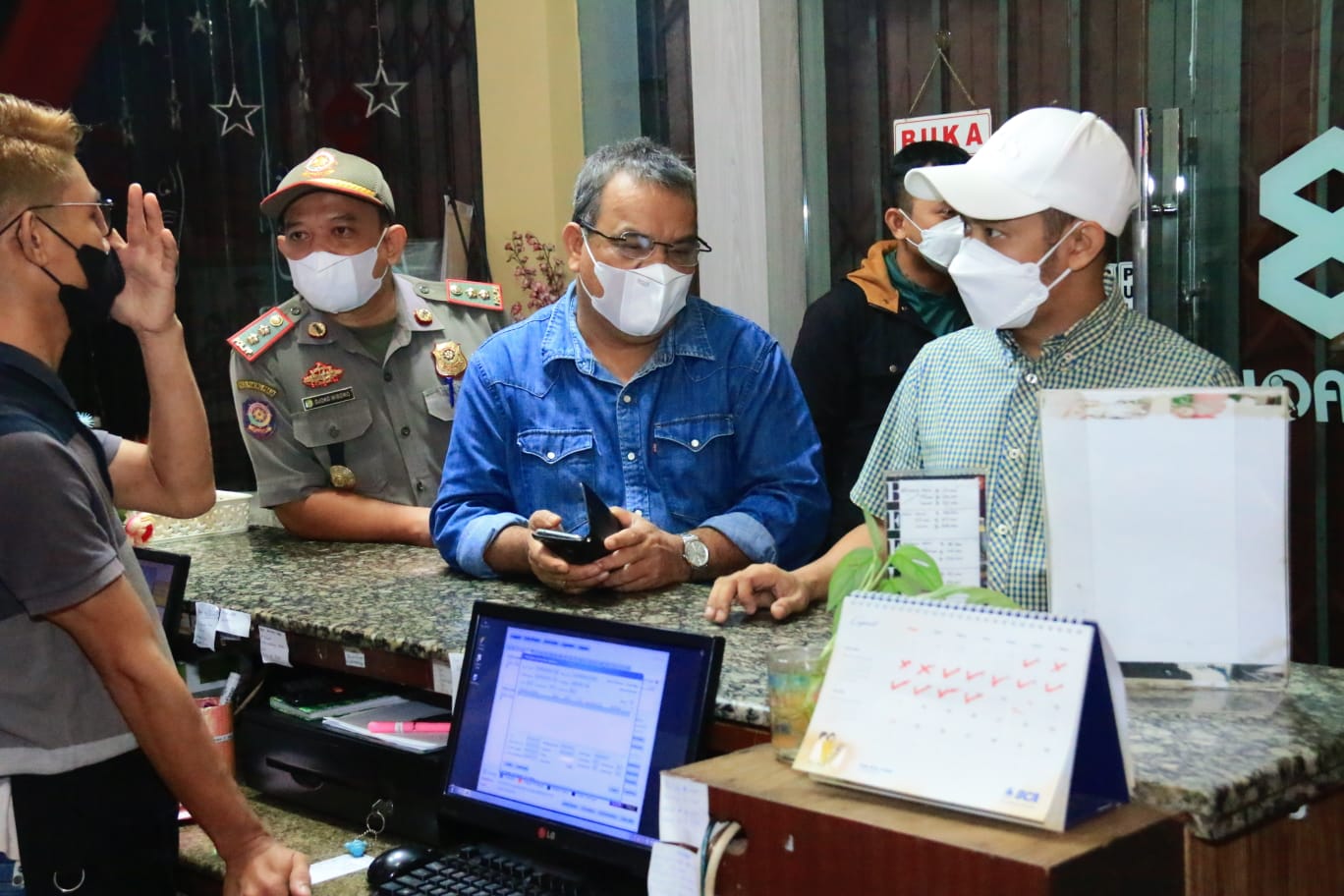 MEMERIKSA : Wali Kota Palangka Raya Fairid Naparin baju putih saat mengecek penerapan jam operasional dan masa berlaku surat izin usaha di salah satu tempat usaha hiburan malam, beberapa waktu lalu. SATGAS COVID-19