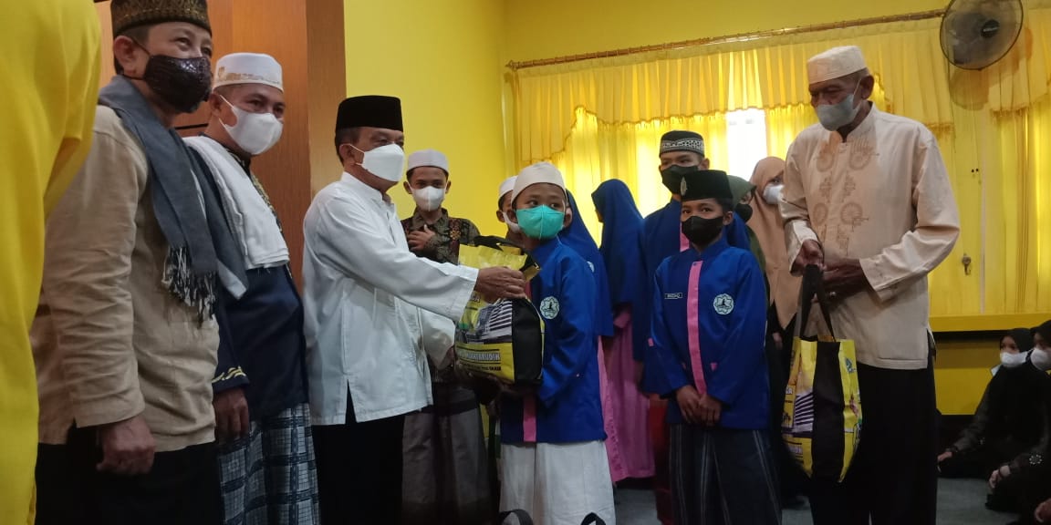 MENYERAHKAN BANTUAN : Ketua Dewan Pertimbangan. DPD Kalteng H Abdul Razak didampingi pengurus, menyerahkan bantuan kepada anak yatim dan dhuafa dalam acara bukber, di Kantor Sekretariat DPD Golkar Kalteng, Palangka Raya, Sabtu (23/04/2022). YUDA / KALTENG.CO