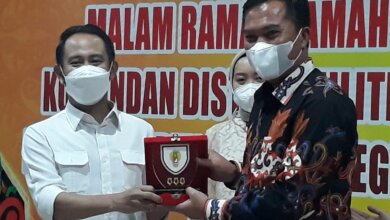 SINERGI : Wali Kota Palangka Raya Fairid Naparin (kiri) saat menerima cenderamata dari Kolonel Infanteri Rofiq Yusuf pada kegiatan malam pisah sambut Dandim 1016 PLK di Aula Rujab Wali Kota Palangka Raya baru - baru ini. FOTO KOMINFO