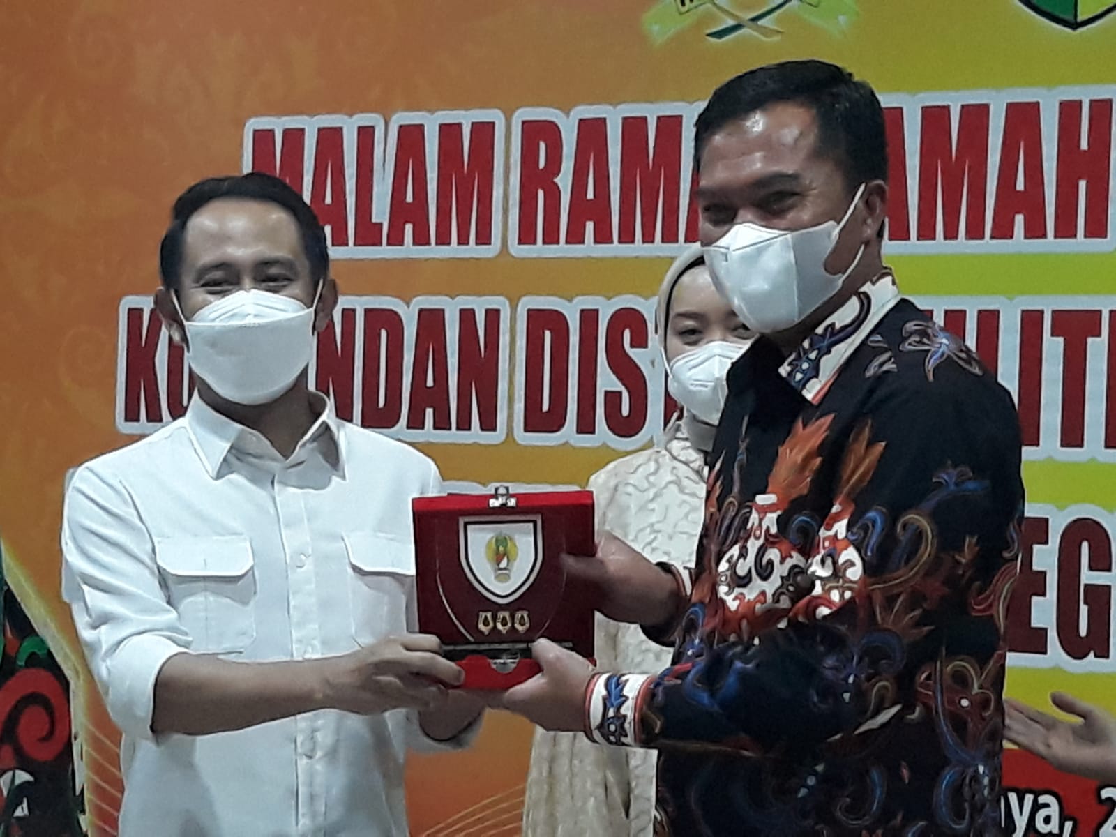 KENANG-KENANGAN : Wali Kota Palangka Raya memberikan kenang-kenangan kepada Dandim 1016 lama, Kolonel Inf Rofik Yusuf dalam acara malam pisah sambut Dandim di Rujab Wali Kota, Sabtu (23/04/2022). KODIM 1016/PLK UNTUK KALTENG.CO