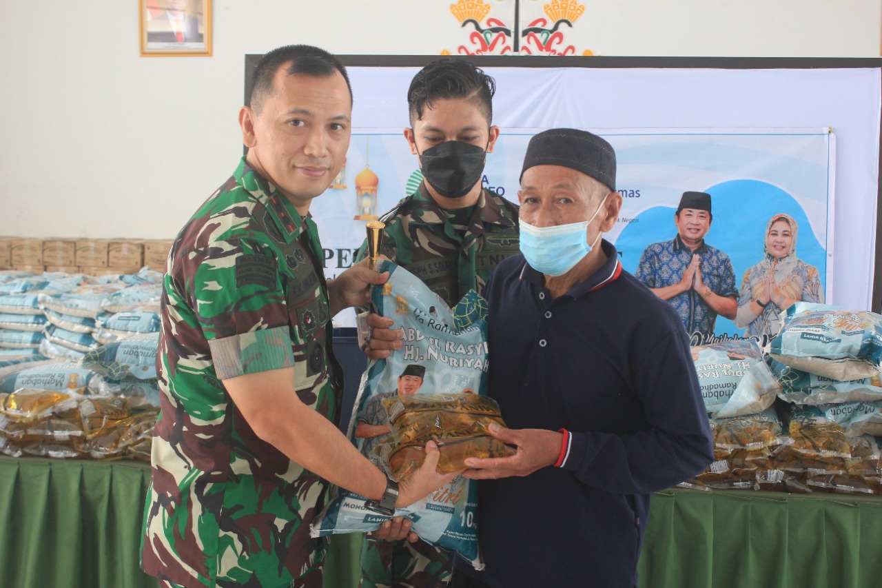 MENYALURKAN : Dandim 1016/Plk, Letnan Kolonel Infanteri Frans Kishin Panjaitan, S.A.P.,M.P.M.,M.Han menyalurkan zakat beras dan minyak goreng dari keluarga besar Haji Abdul Rasyid AS dan Hajah Nuriyah, Senin (25/04/2022). KODIM 1016/PLK UNTUK KALTENG.CO