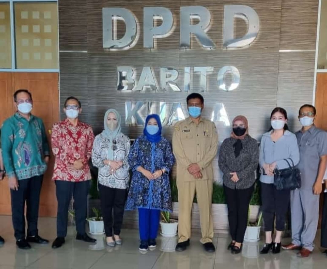 KUNKER : Anggota Komisi C DPRD Kota Palangka Raya saat melakukan kegiatan kunjungan kerja ke DPRD Barito Utara, Rabu (27/4/2022). FOTO DEWAN