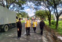 MENINJAU : Ketua DPRD Kalteng, Wiyatno, S.P (kiri) saat melakukan sidak sejumlah jalan, Selasa (26/04/2022). DPRD KALTENG UNTUK KALTENG.CO