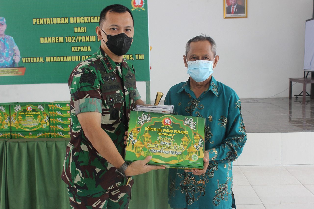 MENYALURKAN : Komandan Kodim 1016 Palangka Raya Letkol Inf Frans Kishin Panjaitan, S.A.P.,M.P.M.,M.Han menyalurkan bingkisan Ramadan Danrem 102/Pjg kepada para Veteran, Warakawuri dan Pensiunan PNS TNI, Rabu (27/04/2022). KODIM 1016/PLK UNTUK KALTENG.CO