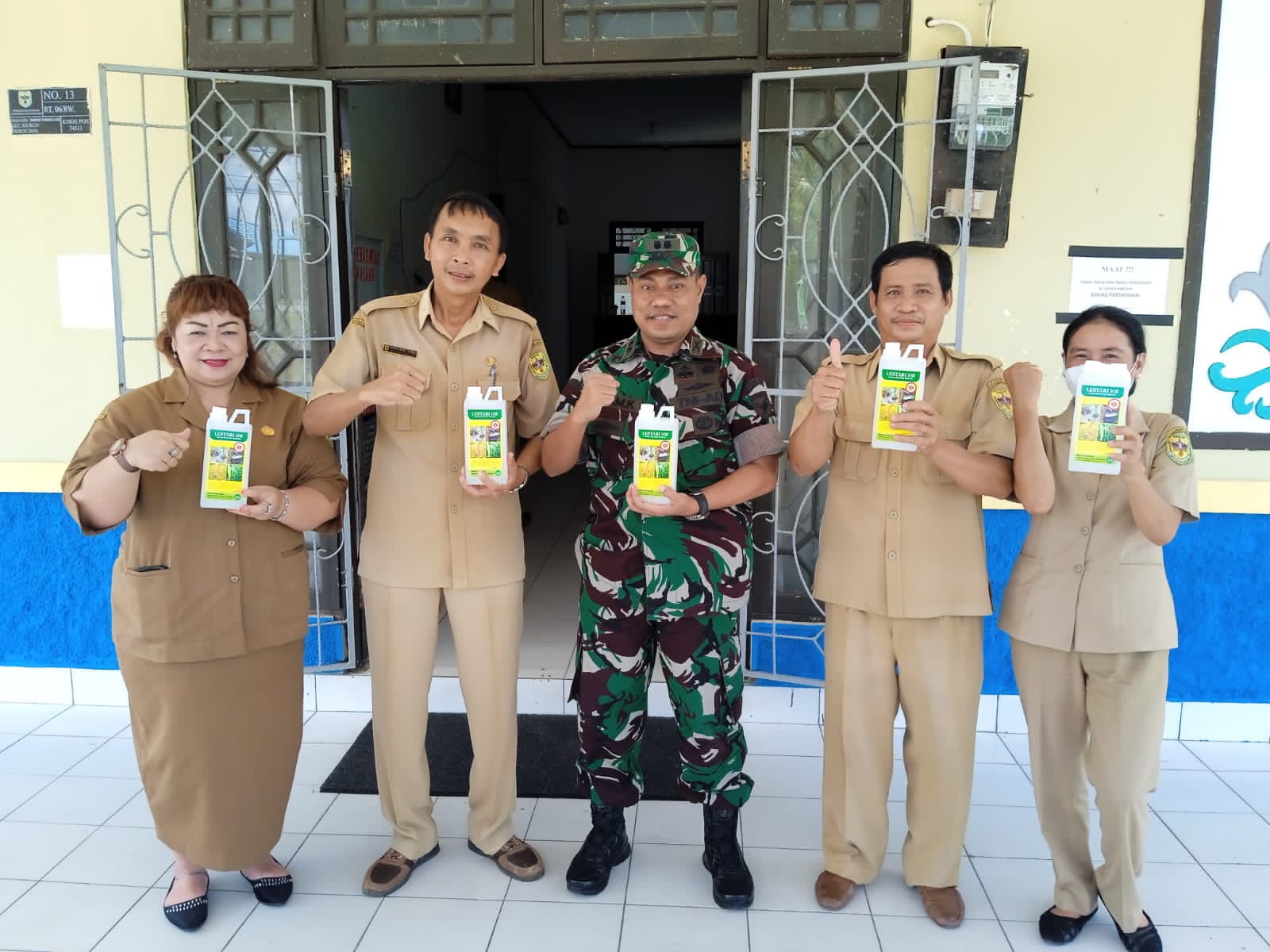 MEMPERKENALKAN : Perwira Penghubung (Pabung) Kodim 1016/Palangka Raya (Plk) Letkol Inf Idham Khalid, S.Ag memperkenalkan pupuk cair Lestari 102/Pjg ke Dinas Pertanian Kab. Gunung Mas, Rabu (27/04/2022). KODIM 1016/PLK UNTUK KALTENG.CO