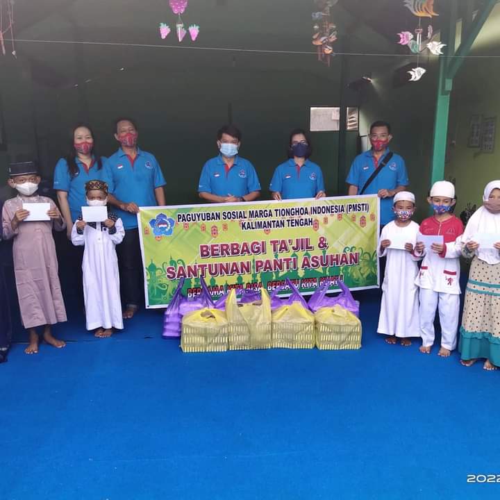 BERBAGI : PSMTI Kalteng menyerahkan ratusan paket takjil untuk berbuka kepada Panti Asuhan Al-Mim Jalan Semeru, Kel. Palangka, Kec. Jekan Raya, Kota Palangka Raya, Kamis, 28 April 2022. FOTO IST