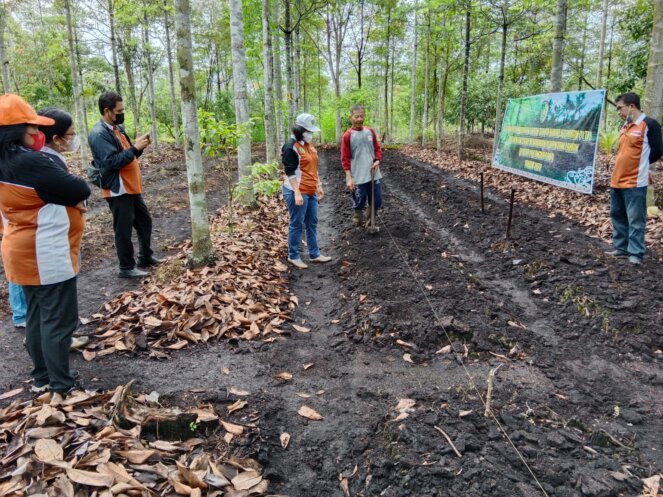 SOSIALISASI : Bidang Pengendalian Pencemaran dan Kerusakan Dinas Lingkungan Hidup melakukan sosialisasi kepada warga Kelurahan Kalampangan tentang pembukaan lahan tanpa bakar, Kamis (28/4/2022). FOTO KOMINFO