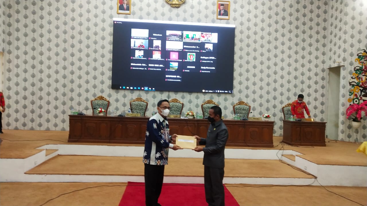 PENYERAHAN - Wabup Katingan Sunardi menyerahkan LPj Bupati Katingan 2021, kepada Ketua DPRD Katingan Marwan Susanto pada rapat paripurna, Kamis (31/3/2022). FOTO : HUMAS SETDA KATINGAN