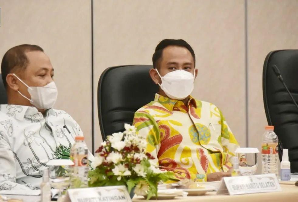 MENGIKUTI : Wali Kota Palangka Raya Fairid Naparin saat mengikuti kegiatan RUPS PT Bank Kalteng beberapa waktu lalu. PROKOM UNTUK KALTENG POS Instansi Diharapkan Beri Inovasi Pelayanan