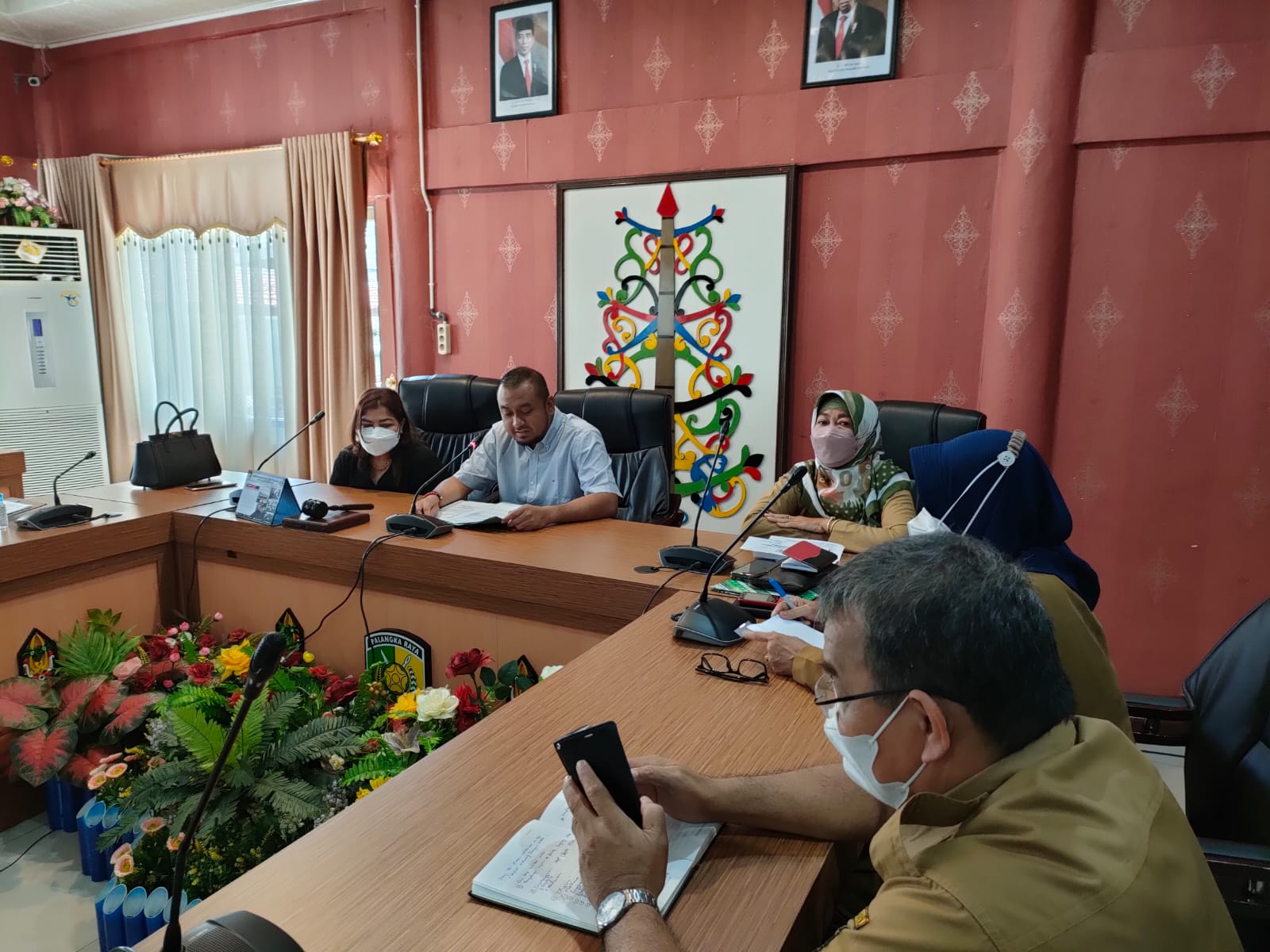 MEMIMPIN : Wakil Ketua I DPRD Kota Palangka Raya Wahid Yusuf ( tengah) saat memimpin rapat Banggar di ruang rapat Komisi DPRD, Senin (4/4). PATHUR / KALTENG POS