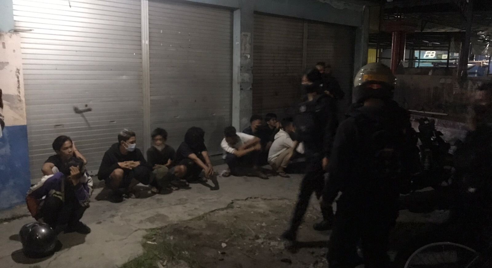 Para pelaku balap liar jelang Sahur di Palangka Raya diamankan petugas kepolisian, Senin (4/4/2022) dini hari. FOTO: IST